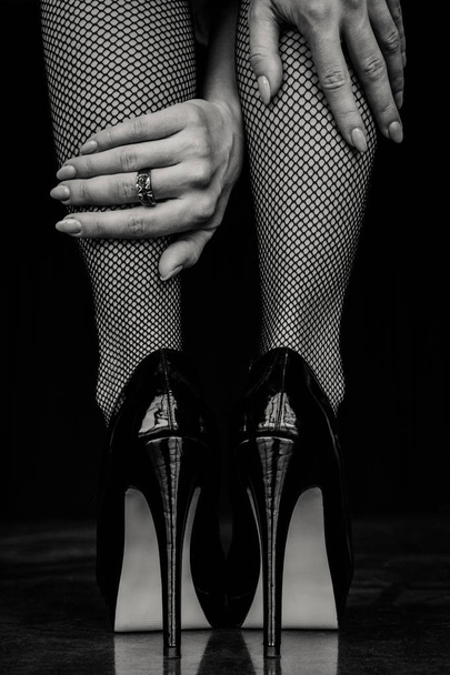 Kadın bacaklar siyah çorap ve topuklu ayakkabı - Fotoğraf, Görsel