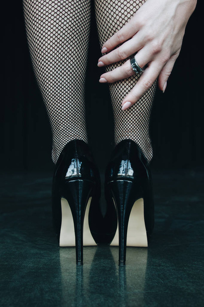 Frauenbeine in schwarzen Strümpfen und High Heels - Foto, Bild