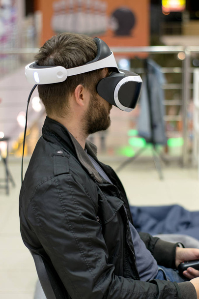 VR kulaklıklı, oyundan hoşlanan bir adam. Sanal gerçeklik. VR kulaklıklı, kumandalı bir adam. - Fotoğraf, Görsel