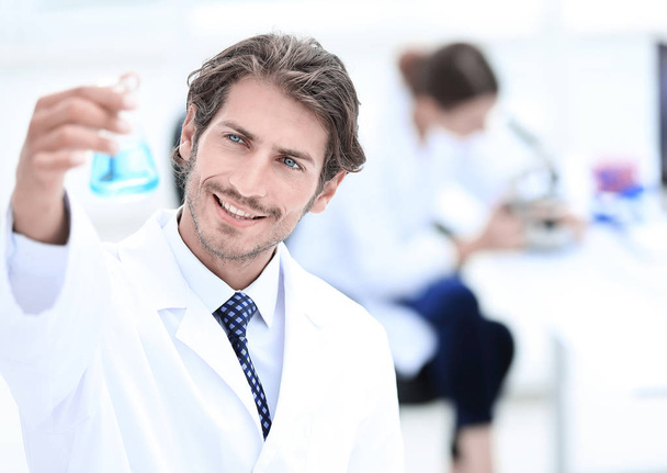 scientific researcher working in laboratory - Foto, imagen