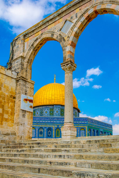 Kuuluisa kupoli kallion sijaitsee temppelin röykkiö Jerusalemissa
 - Valokuva, kuva