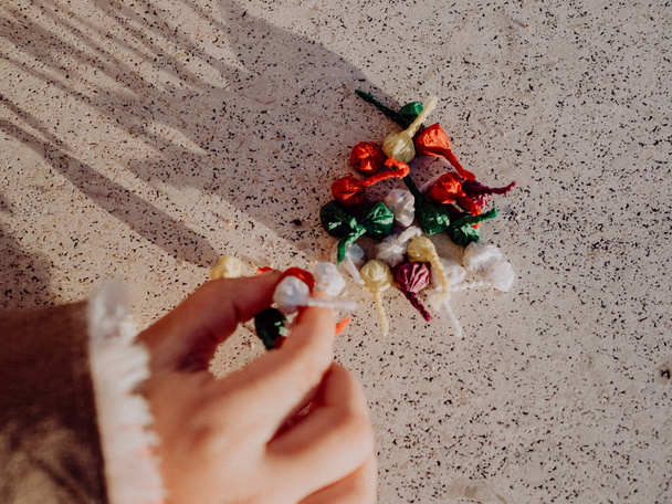 Bambina che gioca con le bombe, petardi colorati
 - Foto, immagini