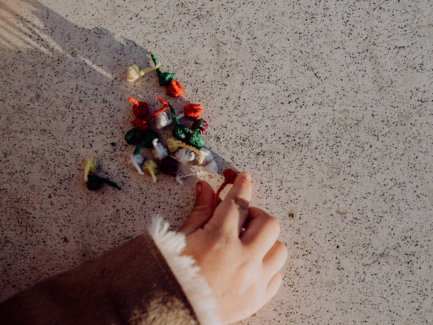Bambina che gioca con le bombe, petardi colorati
 - Foto, immagini