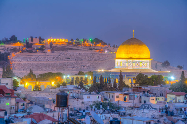 Auringonlasku näkymä Jerusalemiin hallitsee kultainen kupoli kupolin
  - Valokuva, kuva