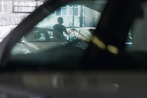 Ληστής κλέβει ένα αυτοκίνητο - Φωτογραφία, εικόνα