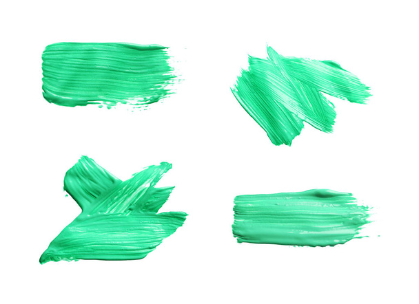 Σετ με αφηρημένες πινελιές από πράσινο χρώμα σε άσπρο φόντο, το top view - Φωτογραφία, εικόνα
