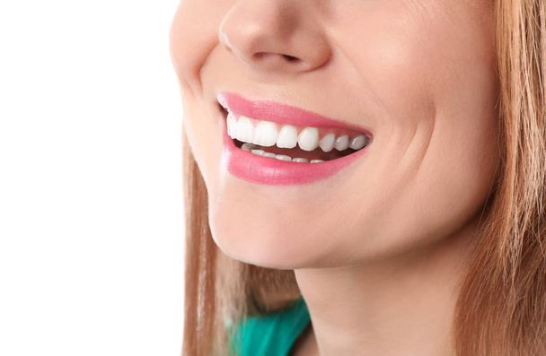 Uśmiechnięta kobieta z idealne zęby na białym tle, zbliżenie - Zdjęcie, obraz