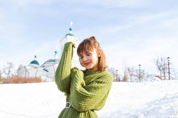 Дівчина в теплому зеленому светрі. Зима
 - Фото, зображення