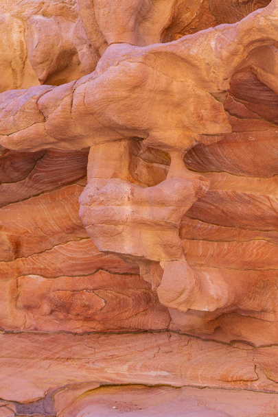 Кольоровий каньйон - це кам'яна формація на Синайському півострові. Події Нувейби (Єгипет).. - Фото, зображення