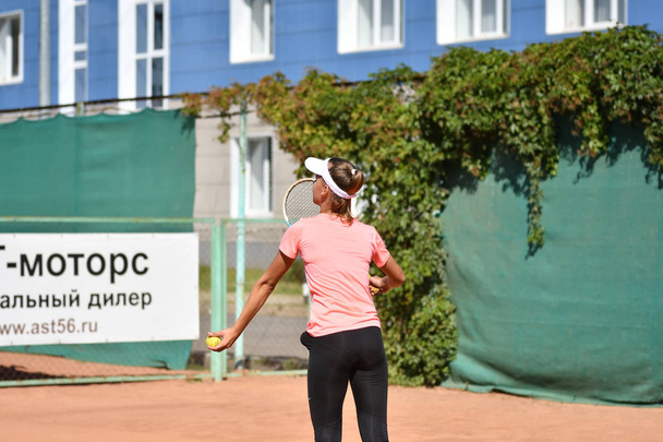 Оренбург, Россия - 15 августа 2017 года: девушка играет в теннис
 - Фото, изображение