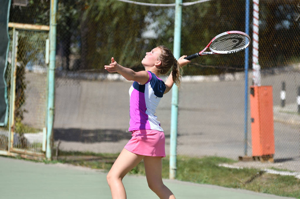 Orenburg, Oroszország - 2017. augusztus 15. év: teniszezni lány - Fotó, kép