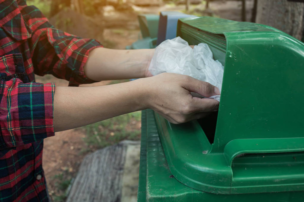 Donne volontarie aiuto raccolta dei rifiuti ambiente di beneficenza
. - Foto, immagini