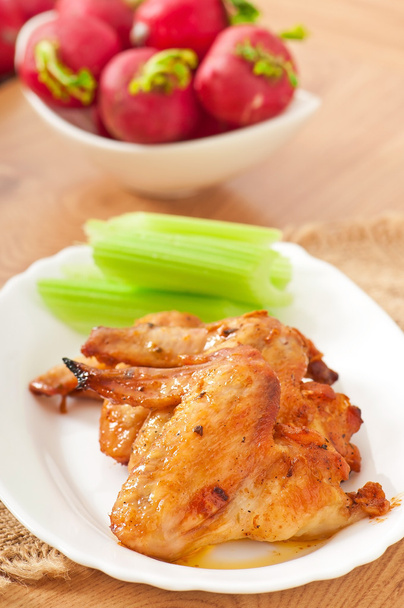 Deliciosas e suculentas asas de frango frito
 - Foto, Imagem