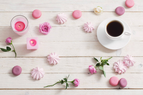 taza de café con postre y rosas sobre fondo de madera blanca
 - Foto, imagen
