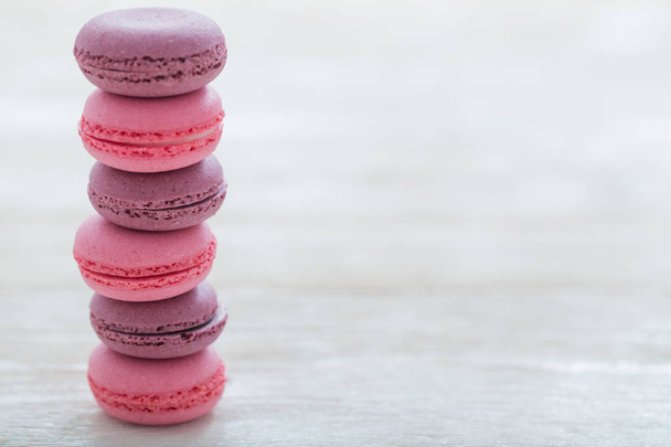 pink macaroons on wooden background - Foto, afbeelding