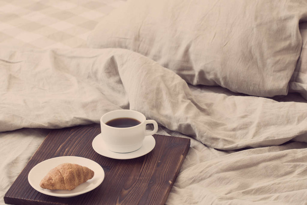 café en bandeja en la cama en el dormitorio
 - Foto, imagen