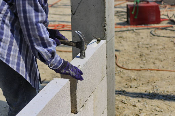 Τεχνίτες κατασκευής κτίριο τοίχους από τούβλα με ελαφρύ τούβλα. - Φωτογραφία, εικόνα