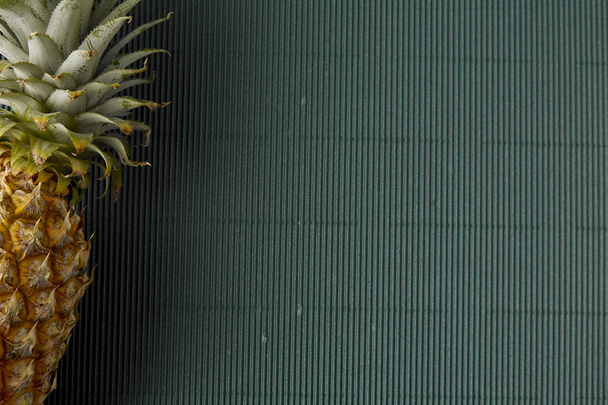ананас на бумажном зеленом фоне
 - Фото, изображение