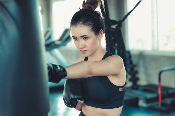 Sportovní Boxer je cvičení děrování v Fitness tělocvičně, portrét Bo - Fotografie, Obrázek