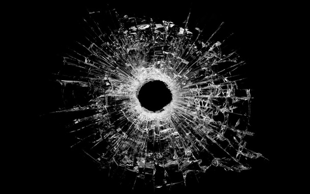 agujero de bala en vidrio aislado en negro
 - Foto, Imagen