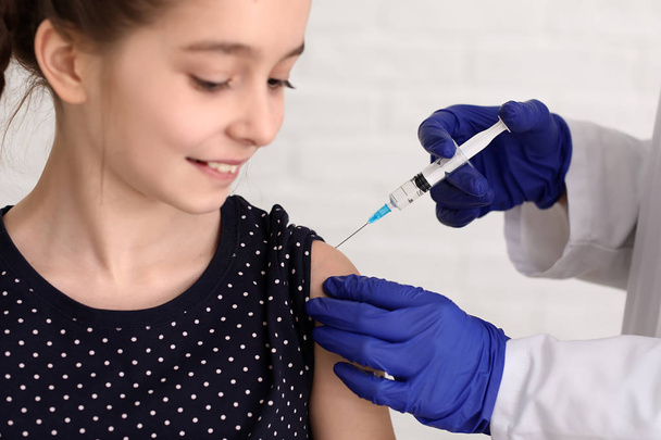 Arzt impft Kind in Klinik gegen Grippe - Foto, Bild