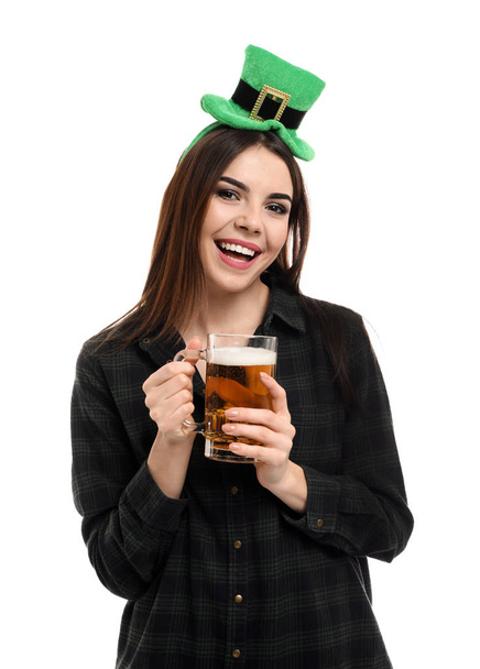 Όμορφη νεαρή γυναίκα με το πράσινο καπέλο και κούπα της μπύρας σε άσπρο φόντο. Εορτασμός της ημέρας του Αγίου Πατρικίου - Φωτογραφία, εικόνα
