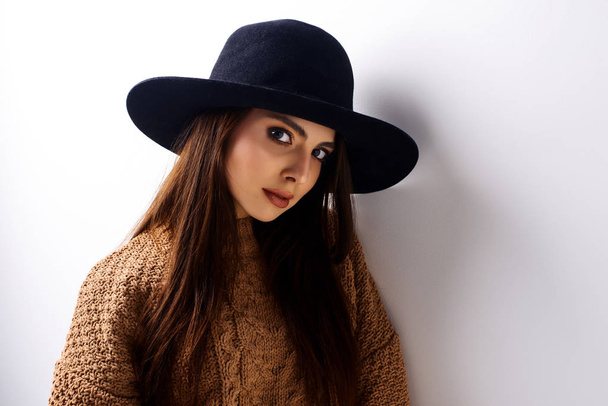 sexy young beautiful brunette woman posing in hat   - Foto, imagen