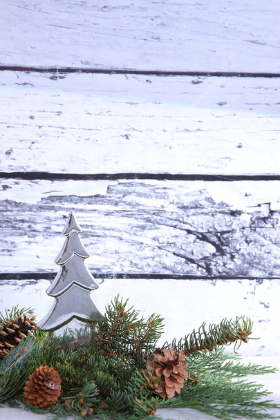 Composizione natalizia su sfondo grigio in legno
 - Foto, immagini