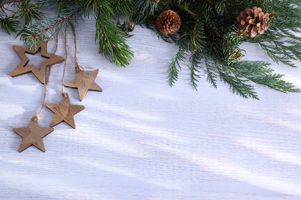 白い木製の背景の上のクリスマスの組成 - 写真・画像
