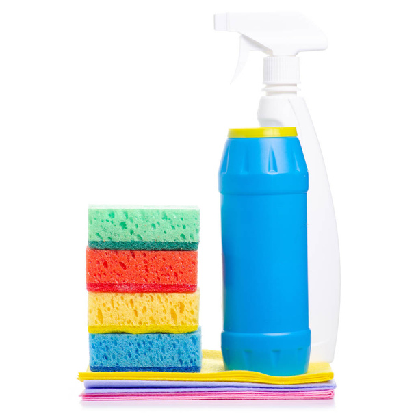 equipamento de lavagem esponja de limpeza de pano de spray de garrafa branca para limpar superfícies de azulejos e detergente em pó
 - Foto, Imagem