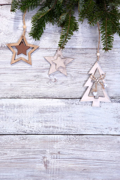 灰色の木製の背景にクリスマスの構成 - 写真・画像