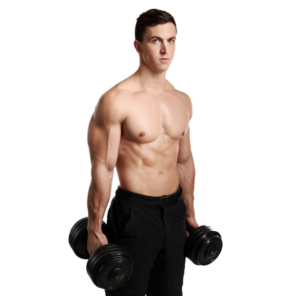 Gespierde bodybuilder met halters op witte achtergrond - Foto, afbeelding