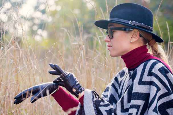 stilvolle Frau in Poncho, Mütze und Handschuhen - Foto, Bild