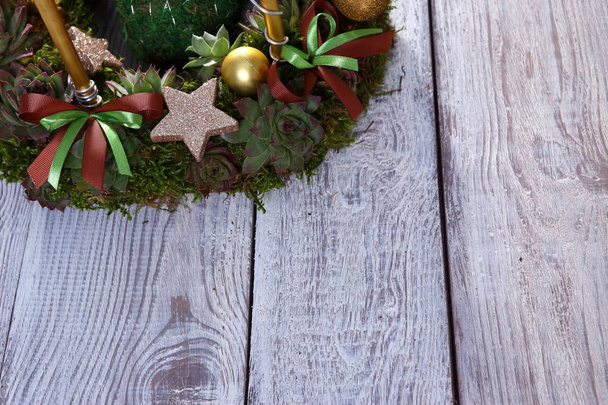 Composição de Natal em fundo de madeira cinza
 - Foto, Imagem