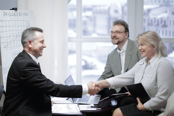handshake of a businessman and business woman at a meeting - Foto, imagen