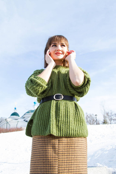 Κορίτσι με ένα ζεστό πράσινο πουλόβερ. Χειμώνας - Φωτογραφία, εικόνα
