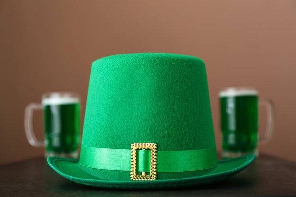Vihreän menninkäisen hattu pöydällä. Pyhän Patrickin päivän juhla
 - Valokuva, kuva