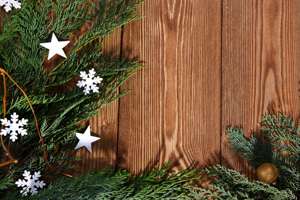 茶色の木製の背景にクリスマスの構成 - 写真・画像