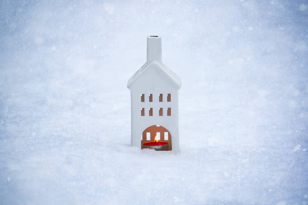 Lanterne de Noël sur neige fraîche et propre
 - Photo, image