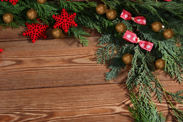 茶色の木製の背景にクリスマスの構成 - 写真・画像