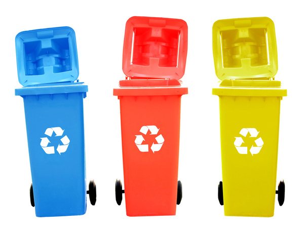 barevné koše izolované znakem recyklaci pro zelený svět koncept - Fotografie, Obrázek