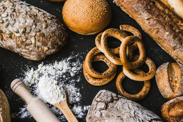 Many mixed breads and handmade bagels - Foto, imagen