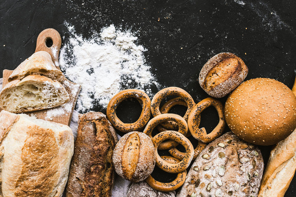 Many mixed breads and handmade bagels - Фото, изображение