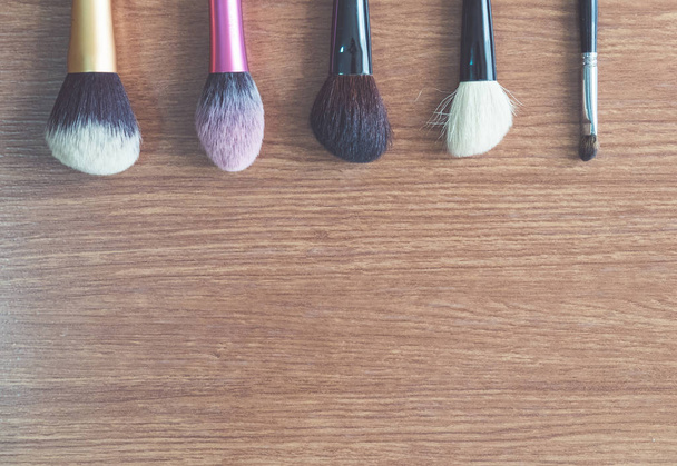 Maquiagem cosméticos escova produto beleza moda na madeira
 - Foto, Imagem