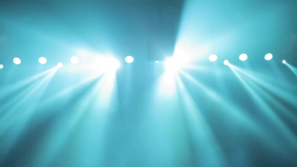 Szenenbild, Bühnenlicht mit farbigen Scheinwerfern und Rauch. Blaue Scheinwerfer in Rauch leuchten auf der Bühne. - Filmmaterial, Video