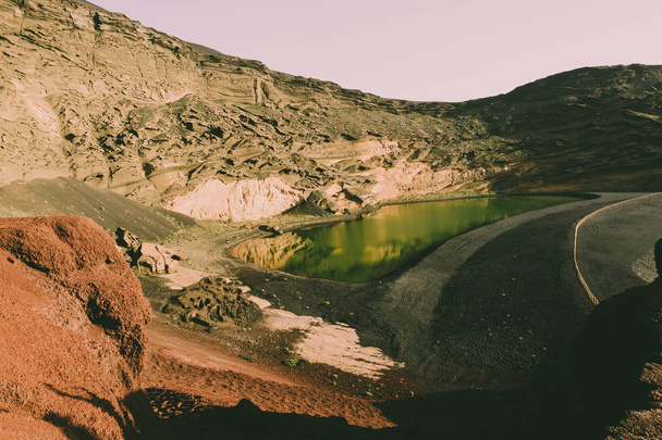 laguna de los clicos an der küste von lanzarote mit seinen grünen - Foto, Bild