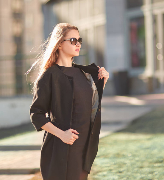 close up. young business woman standing on the street . - Valokuva, kuva
