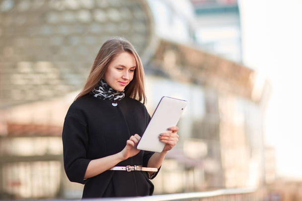businesswoman with a digital tablet, standing near the business center - Foto, Bild