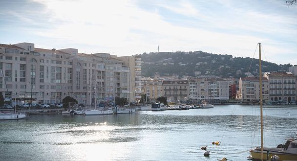 vue sur le port de plaisance dans le centre-ville de Sete, France
 - Photo, image