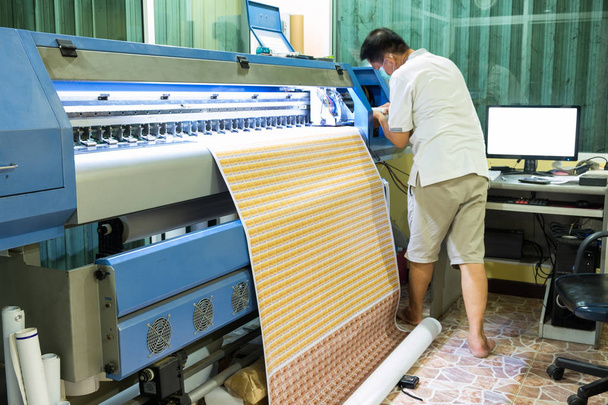 Τεχνικός ξαναγέμισμα χρώμα μελάνης inkjet εκτυπωτή κατά τη διάρκεια εκτύπωσης ca - Φωτογραφία, εικόνα